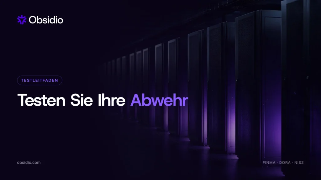 Dunkler Rechenzentrumsgang mit violett beleuchteten Serverreihen – ein autorisierter DDoS-Stresstest